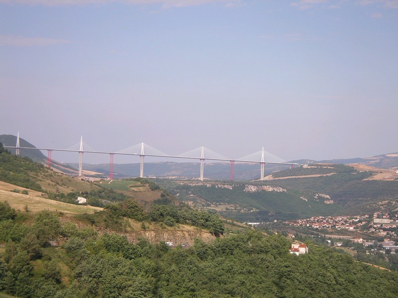 File:Mini-IMGP0835-20040717-0930 - Viaduct at Millau from N9 2.JPG