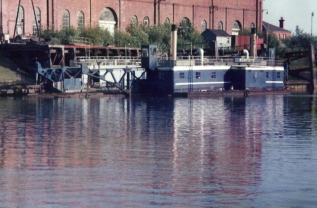 File:The Renfrew Ferry - Geograph - 2805041.jpg