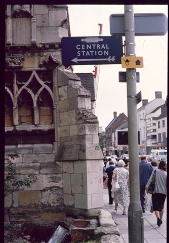 File:Central Station Direction Sign Lincoln - Coppermine - 15368.jpg