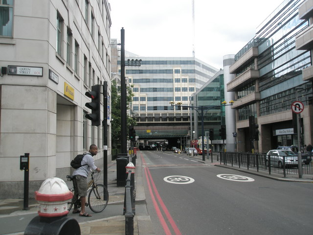 File:Junction of Queen and Upper Thames Streets - Geograph - 881758.jpg