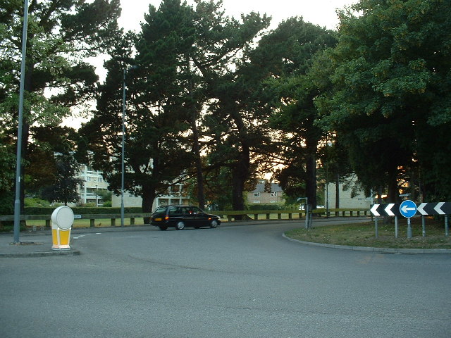 File:Roundabout, Townhill Park, Southampton (C) GaryReggae - Geograph - 26931.jpg