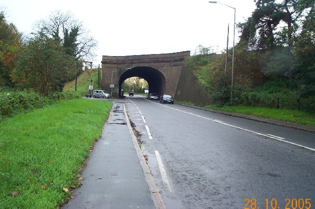 File:Taplow- railway bridge over the A4 road - Geograph - 71717.jpg