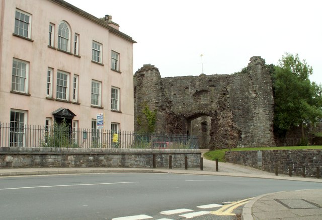 File:The entrance to Laugharne Castle - Geograph - 1057201.jpg