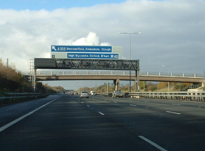 File:M40 J2 northbound - Coppermine - 4169.jpg