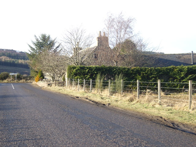 File:Roadside Cottage, approached from the east - Geograph - 1130826.jpg