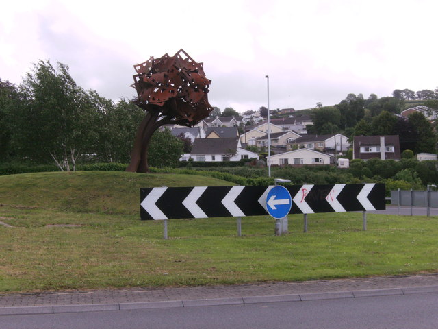 File:Sculpture on traffic island - Geograph - 2984098.jpg