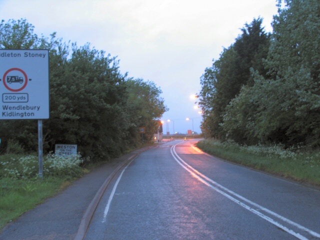 File:Towards Chequers - Geograph - 173699.jpg