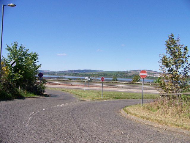 File:B789 and A8 junction at Langbank - Geograph - 4950851.jpg