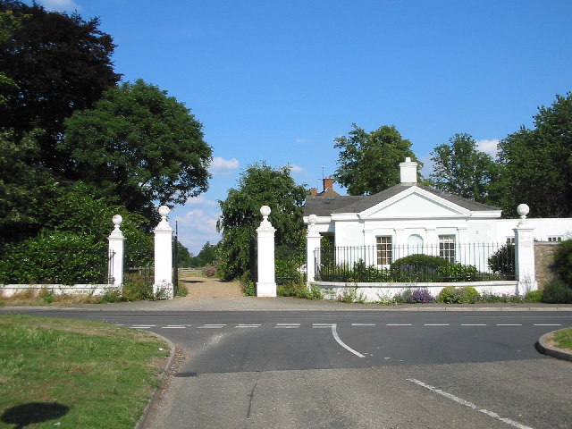 File:Gateway in George Green - Geograph - 25652.jpg