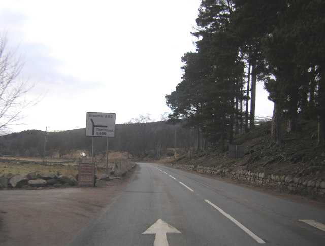 File:Turning for Tomintoul, A93 - Geograph - 1724396.jpg