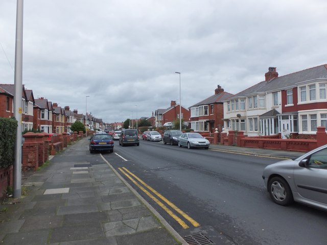 File:Park Road (the A5390) - Geograph - 3717045.jpg