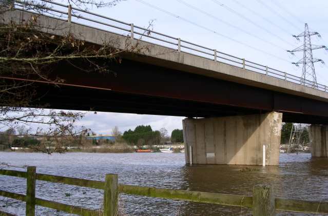 File:Carrington bridge over the Severn south of Worcester - Geograph - 359627.jpg