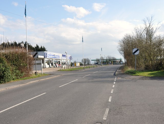 File:Looking south to the junction, Harlow Common - Geograph - 1235364.jpg