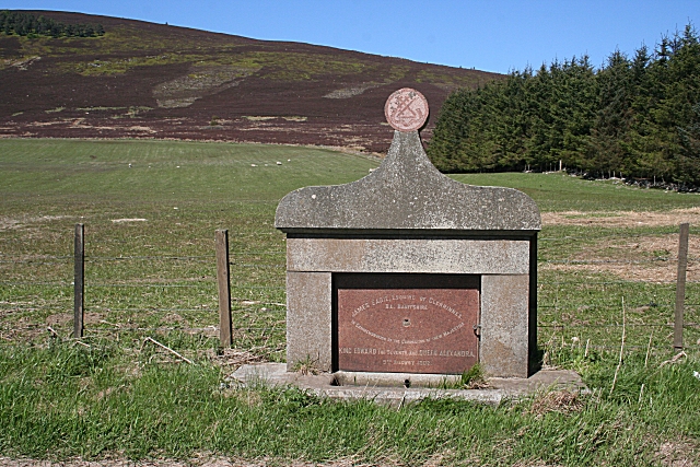 File:Commemorative Well - Geograph - 1300787.jpg