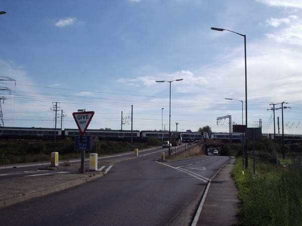File:A137 Manningtree level crossing and bridge (North) - Coppermine - 31.jpg