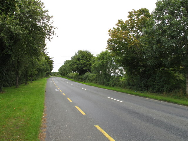 File:R526 road with broken yellow line - Geograph - 2023365.jpg