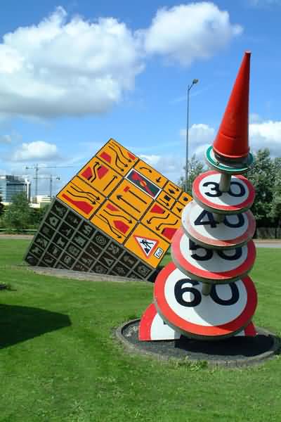 File:Cardiff road sign sculpture 7 - Coppermine - 631.jpg