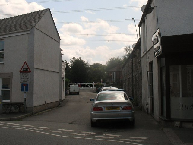 File:Level Crossing in Station Road, Llanfairpwllgwyngyll - Geograph - 1432114.jpg