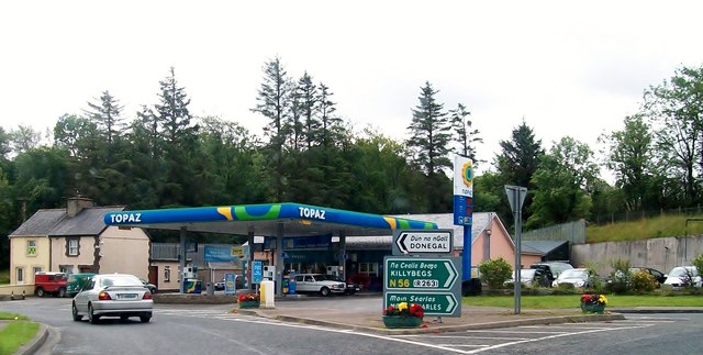 File:McIntyre's Filling Station at the junction of the N56 and the R925 - Geograph - 3245410.jpg