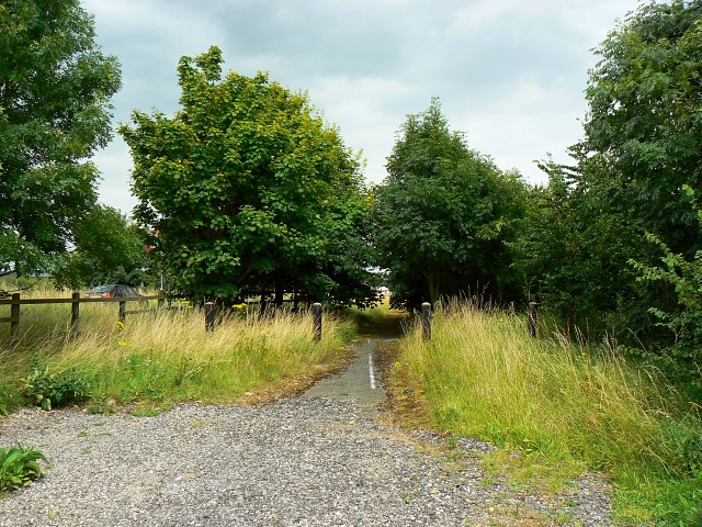 File:Redundant road near the A420 Watchfield - Geograph - 894429.jpg