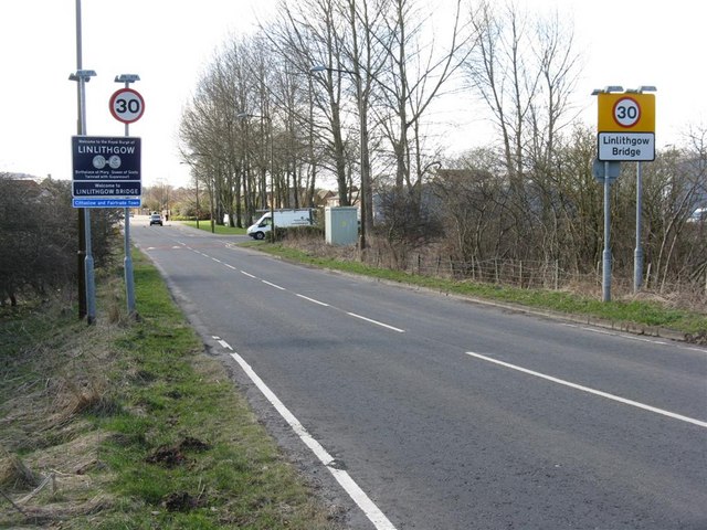 File:Entering Linlithgow Bridge - Geograph - 1781571.jpg