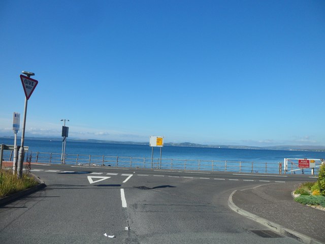 File:Junction of Eglinton Terrace and Shore Road - Geograph - 4147559.jpg