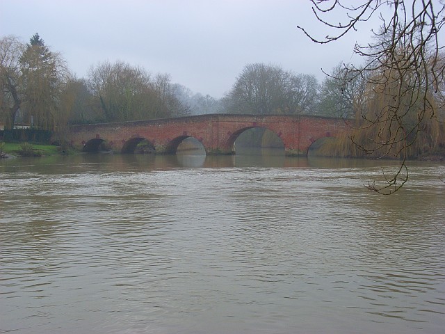 File:Sonning Bridge - Geograph - 657810.jpg