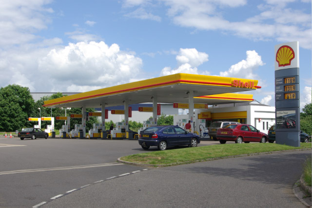 File:Shell filling station, Thrapston - Geograph - 846521.jpg