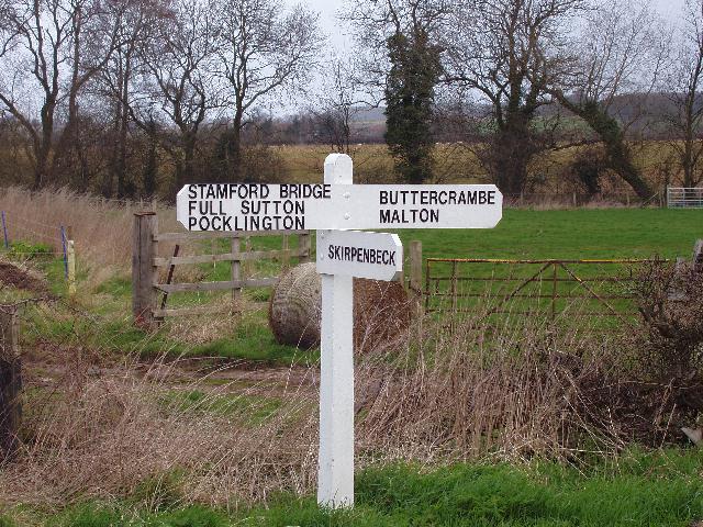 File:An East Riding Fingerpost - Coppermine - 5584.JPG