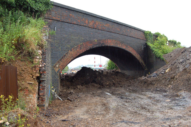 File:Lawford Road railway bridge blocked (2) - Geograph - 1342422.jpg