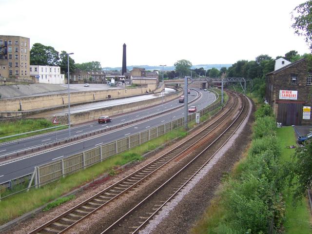 File:Leeds and Liverpool Canal,A650 Road... (C) Joe Regan - Geograph - 471310.jpg