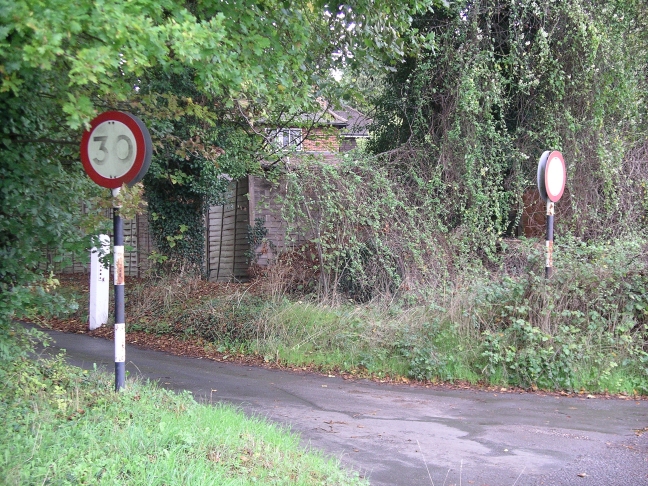 File:Old 30 mph signs near Gerrards Cross - Coppermine - 8023.jpg