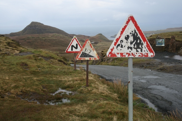 File:Signs on Uig-Staffin road - Coppermine - 20600.jpg