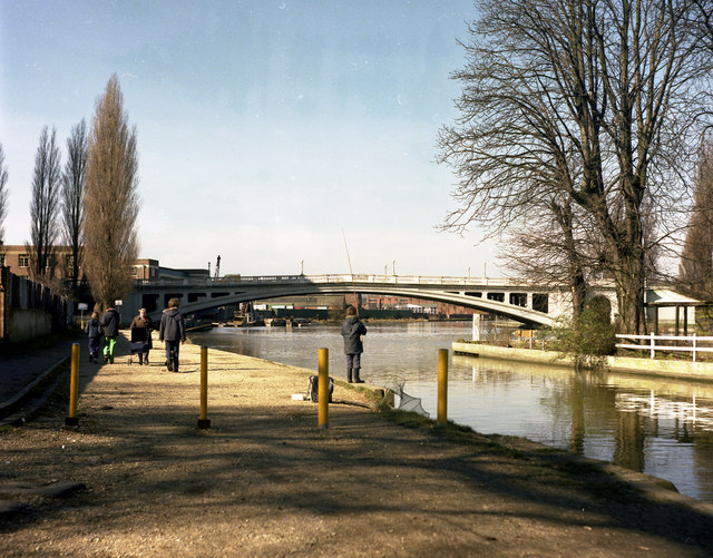 File:Reading Bridge, River Thames - Geograph - 482247.jpg