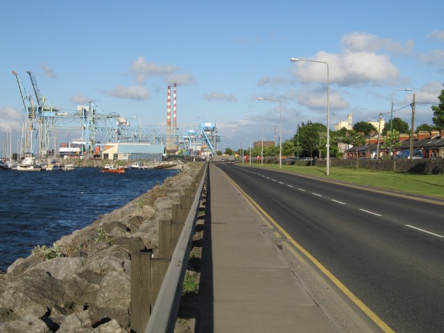 File:The R131 and Dublin Port - Geograph - 189913.jpg