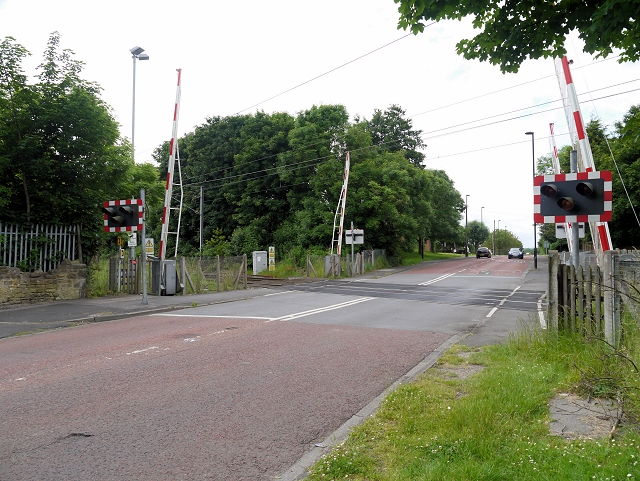 File:Level Crossing, Killingworth Drive - Geograph - 4043685.jpg