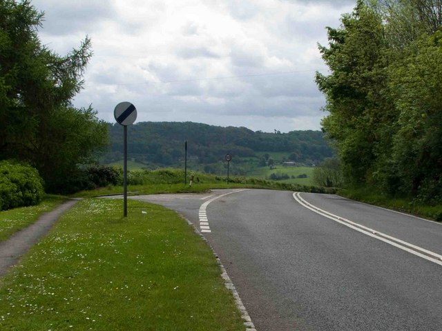 File:Fork left for the Cotswold Way - Geograph - 1318148.jpg