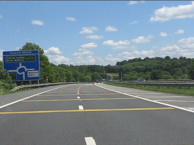 File:M25 slip road approaches Hunton Bridge roundabout - Geograph - 3005583.jpg