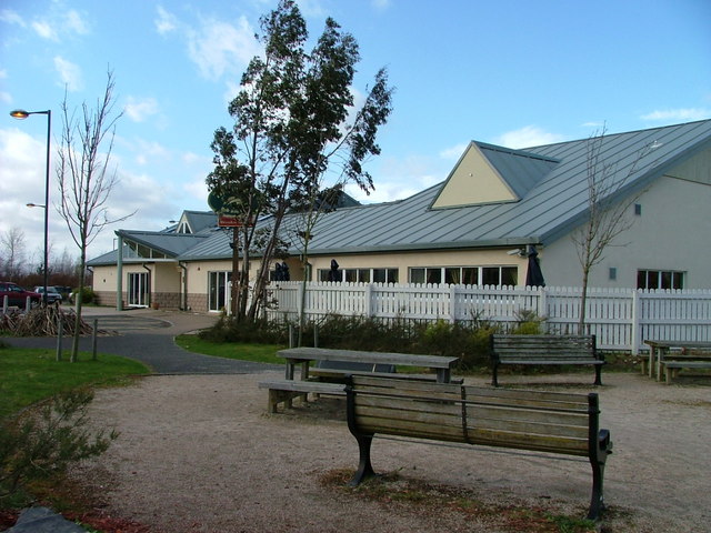 File:The Broxden Manor - Geograph - 2340231.jpg