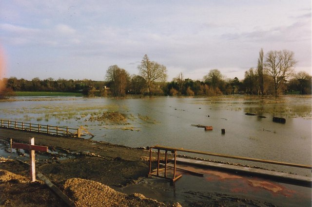 File:Winter floods by the road - Geograph - 833978.jpg