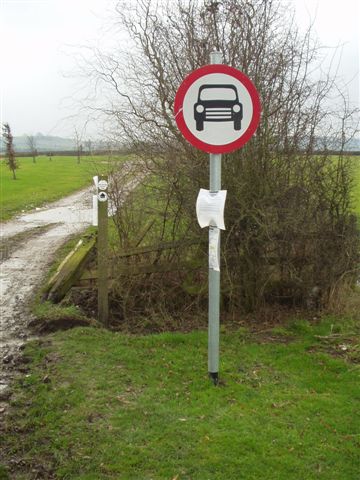 File:No Motor Cars Sign Sawbridge - Coppermine - 16369.JPG