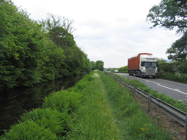 File:Montgomery Canal, Offa's Dyke Path and the A483.jpg