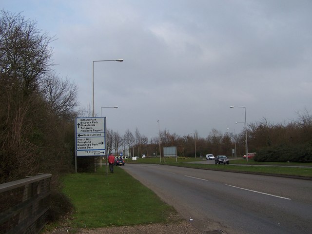 File:Approaching Great Linford roundabout - Geograph - 1207459.jpg