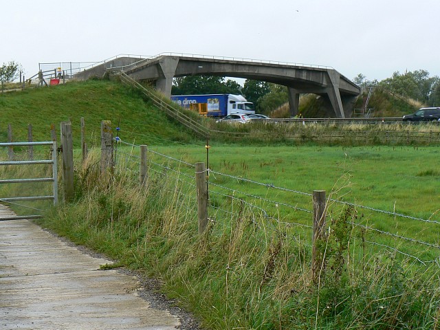 File:Footbridge, M4, South Leaze, Swindon - Geograph - 952505.jpg