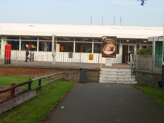 File:M2 Medway Services - 'East' Entrance - Coppermine - 10351.jpg