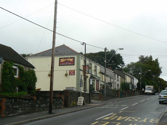 File:Red Cow Pub in Llwydcoed - Geograph - 604786.jpg