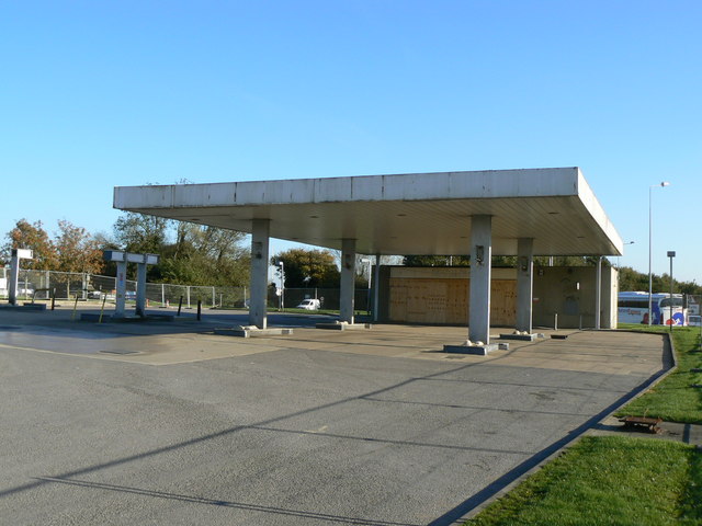 File:Former BP service station A419 Blunsdon - Geograph - 272635.jpg