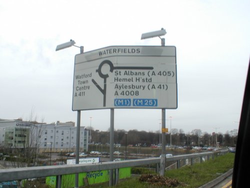File:M1 J5 to 10 - 1 - Advance signage to M1 - Watford - Coppermine - 695.jpg