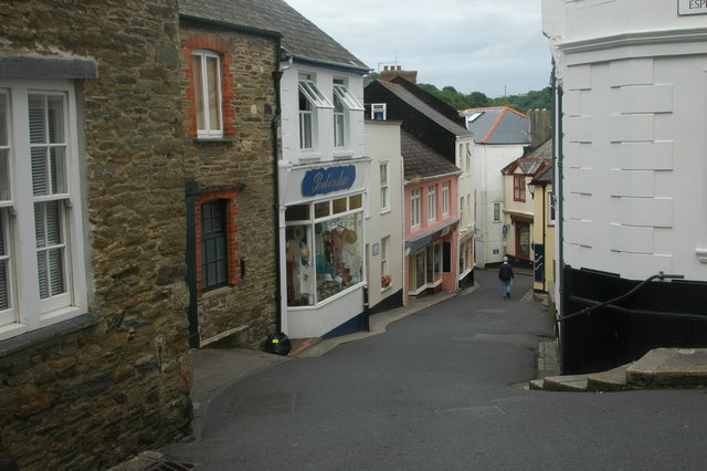 File:Steep hill into Fowey - Geograph - 726198.jpg