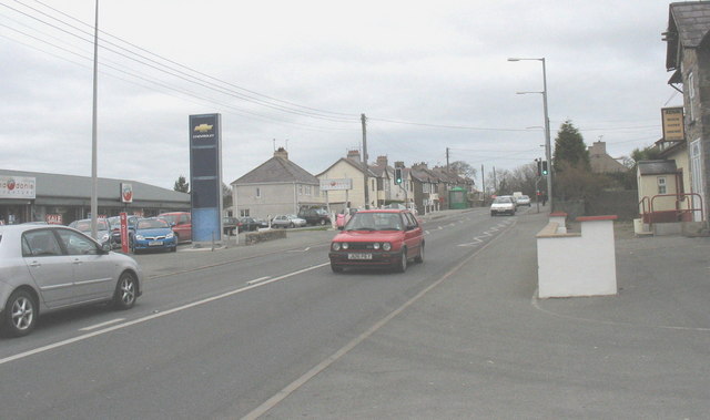 File:The busy A487 at Dinas, Llanwnda.jpg